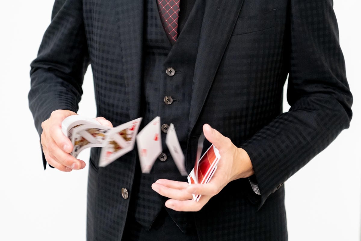 【讀後心得】迷宮裡的魔術師東野圭吾首次採用魔術師作為偵探的 【讀後心得】迷宮裡的魔術師東野圭吾首次採用魔術師作為偵探的