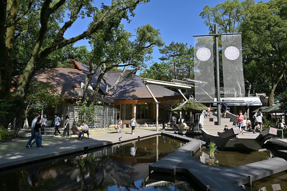 【名古屋】祭奉日本三神器草薙劍之熱田神宮~可順道吃蓬萊軒鰻魚飯~ - 第7張圖 くさなぎ広場(左奥の建物は剣の宝庫 草薙館) (2021年(令和3年)10月)