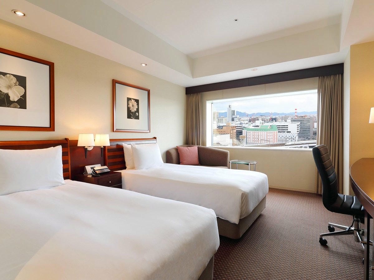 ベッドサイズ110200cm/様々な電車や街並みがご覧頂ける南側に面したお部屋。